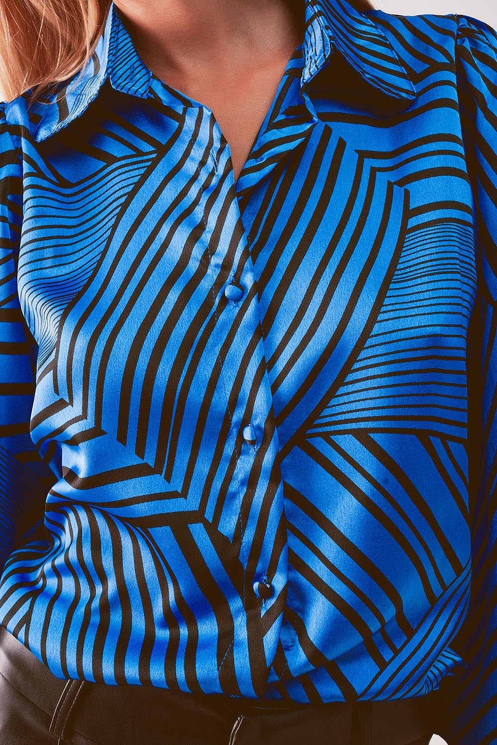 Blusa em azul com impressão e mangas bufantes