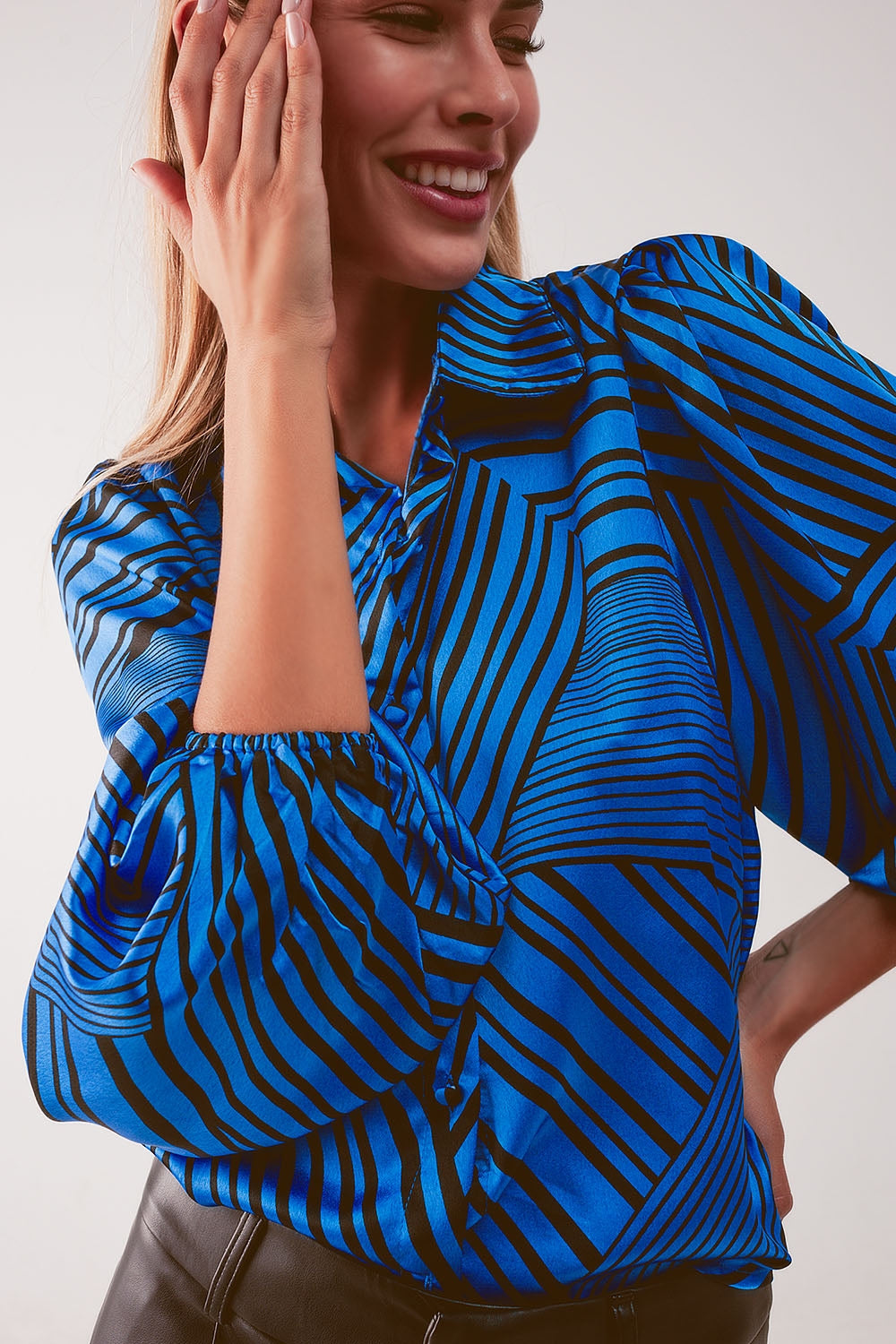 Blusa em azul com impressão e mangas bufantes