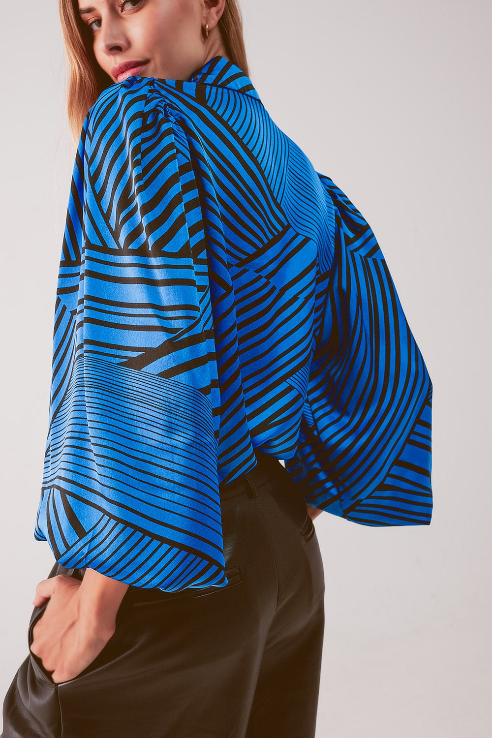 Blusa em azul com impressão e mangas bufantes