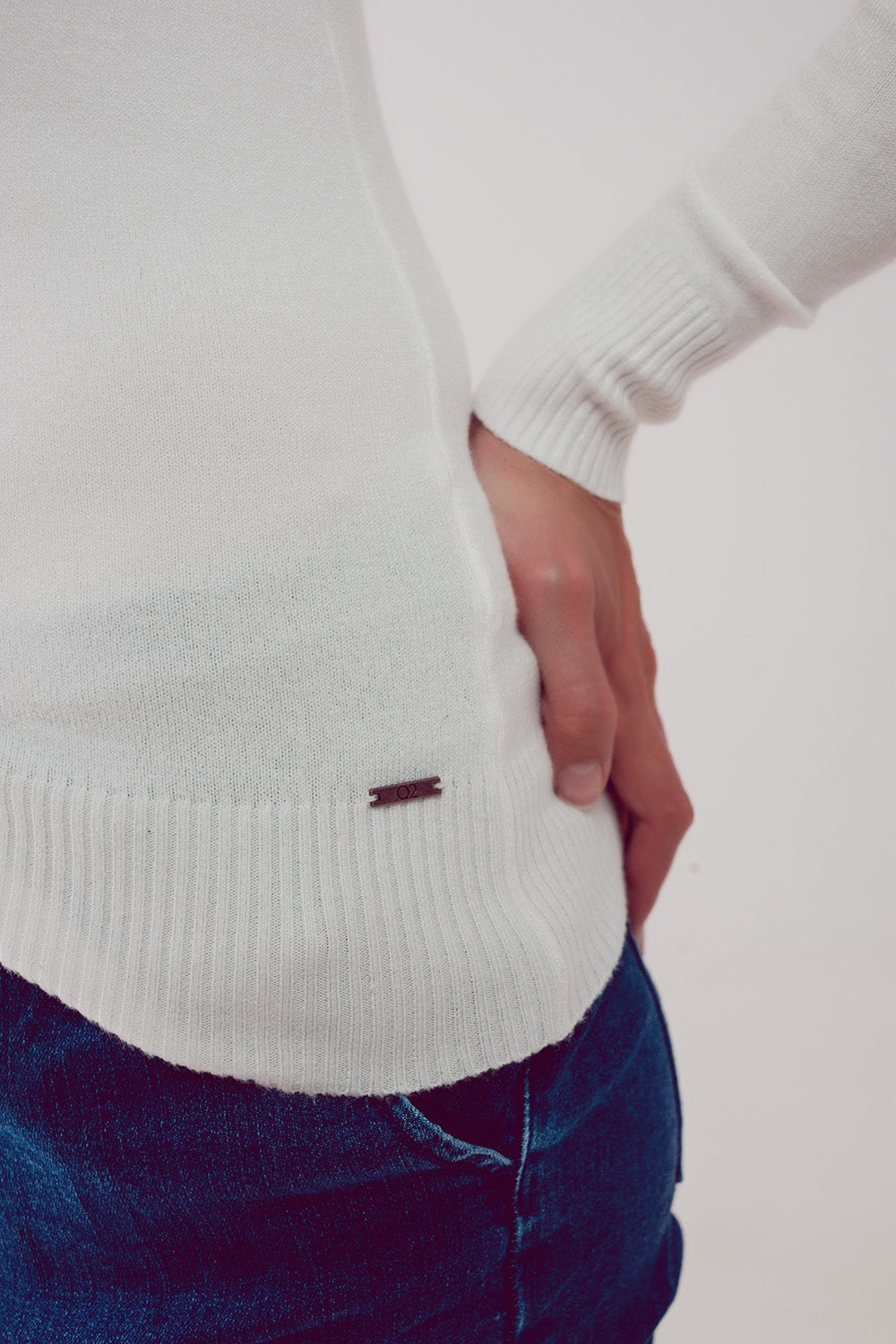 Camisola de malha fina de pescoço alto em crema
