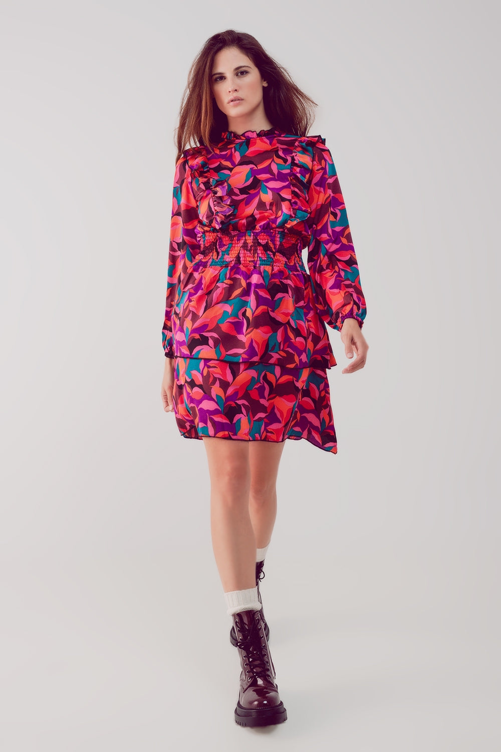 Mini vestido multicamadas em fucshia com rufos e padrão floral