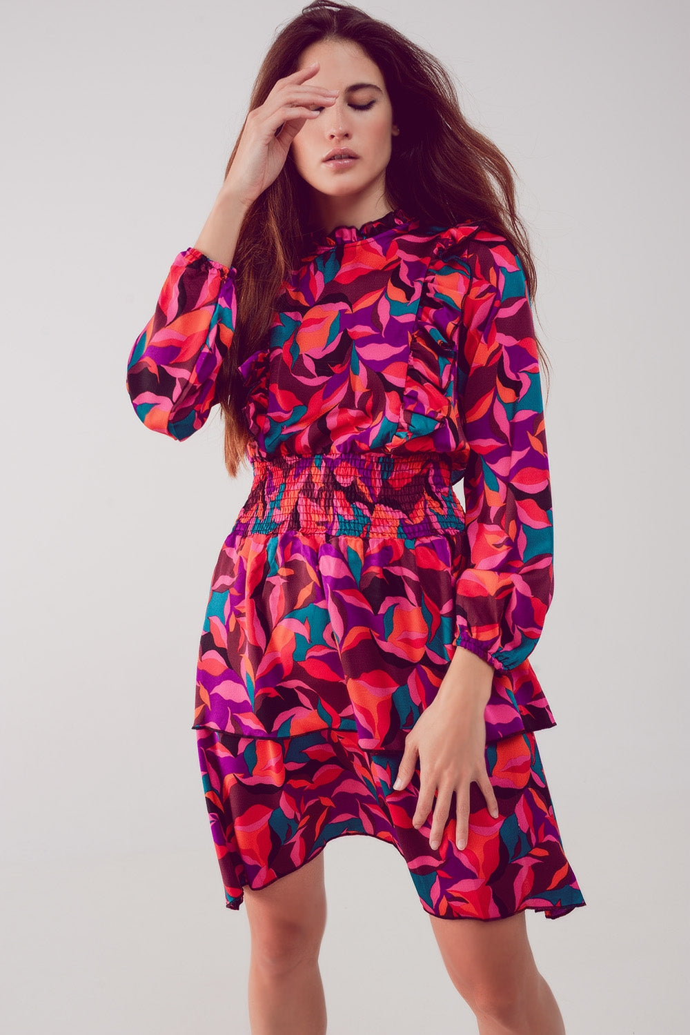 Mini vestido multicamadas em fucshia com rufos e padrão floral