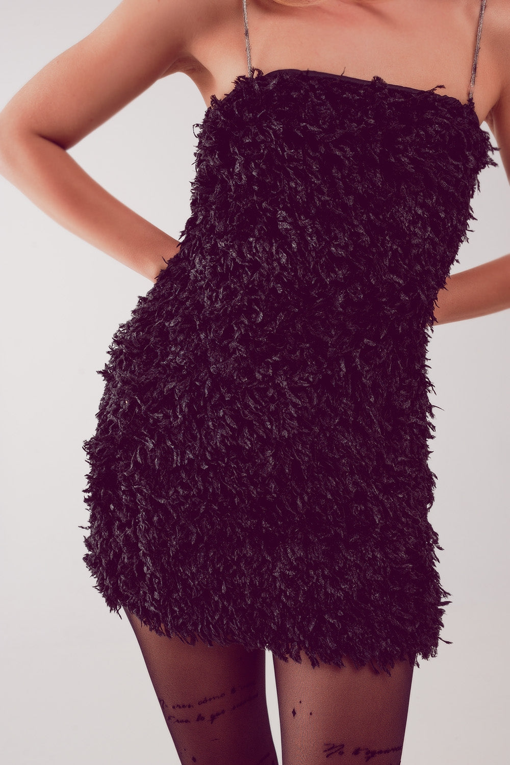 Mini vestido sem mangas de plumas em preto