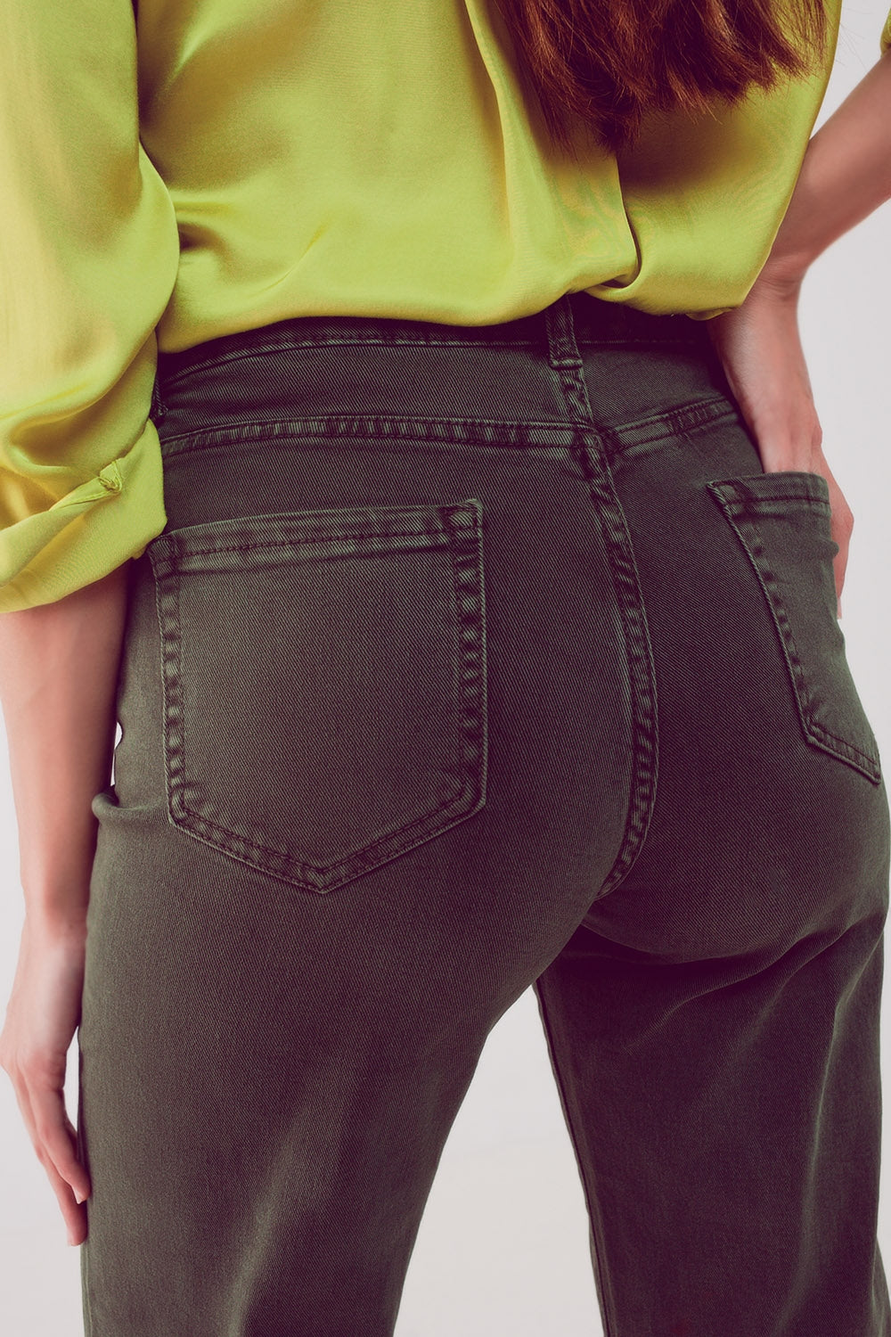 Jeans cropped de perna larga em cáqui