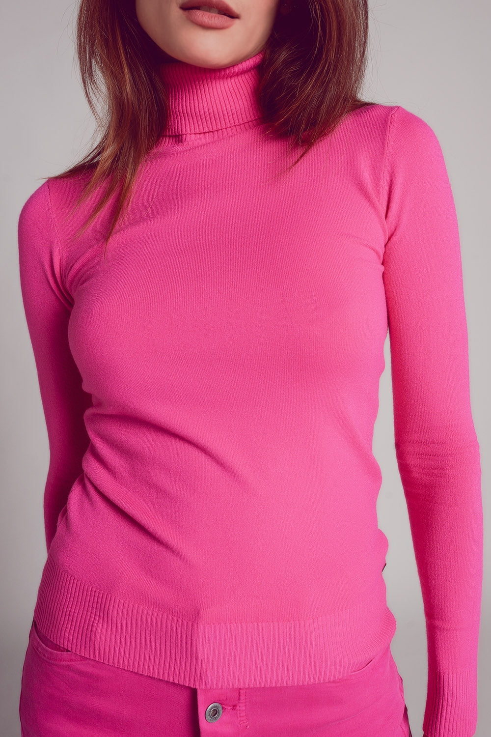 Saltador de malha fina de pescoço alto em fuchsia