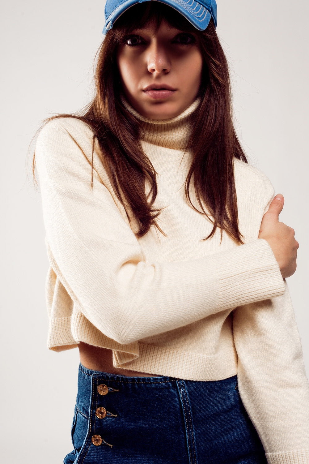 Camisola de pescoço alto cropped em creme