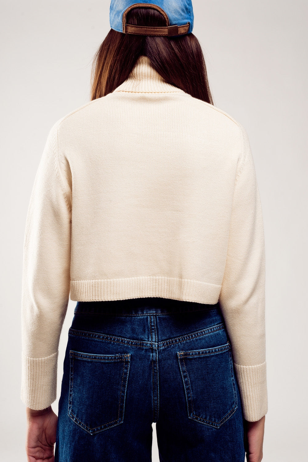 Camisola de pescoço alto cropped em creme