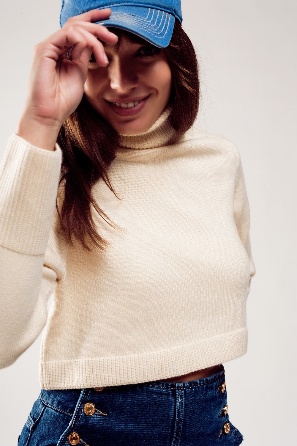 Camisola de pescoço alto cropped em creme