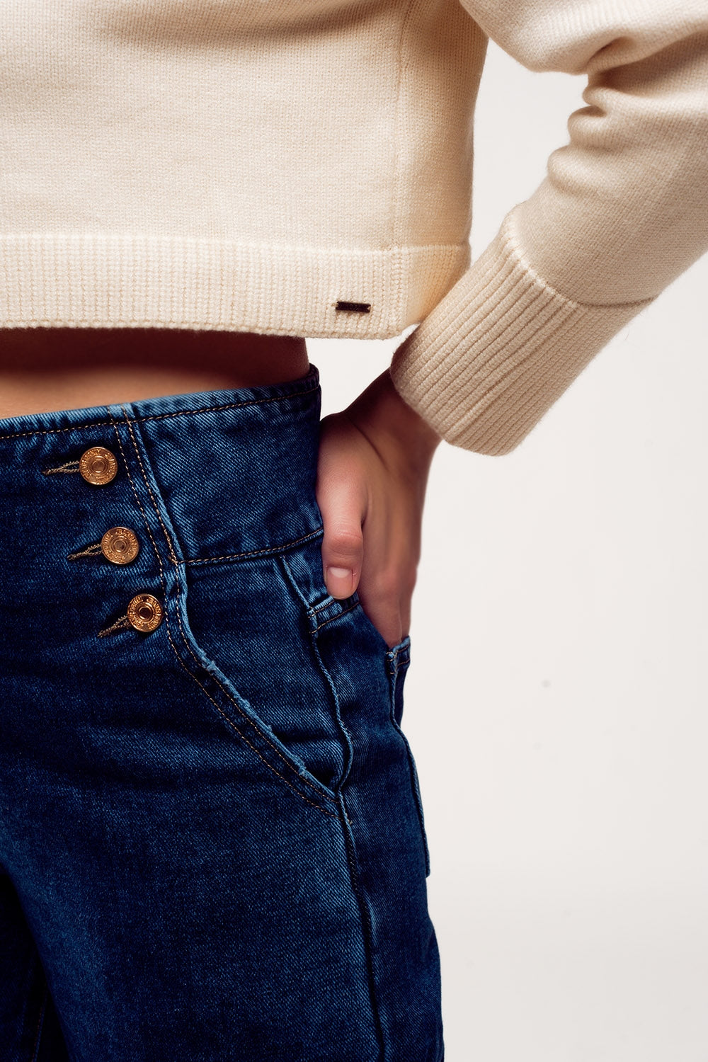 Camisola de pescoço alto cropped em creme