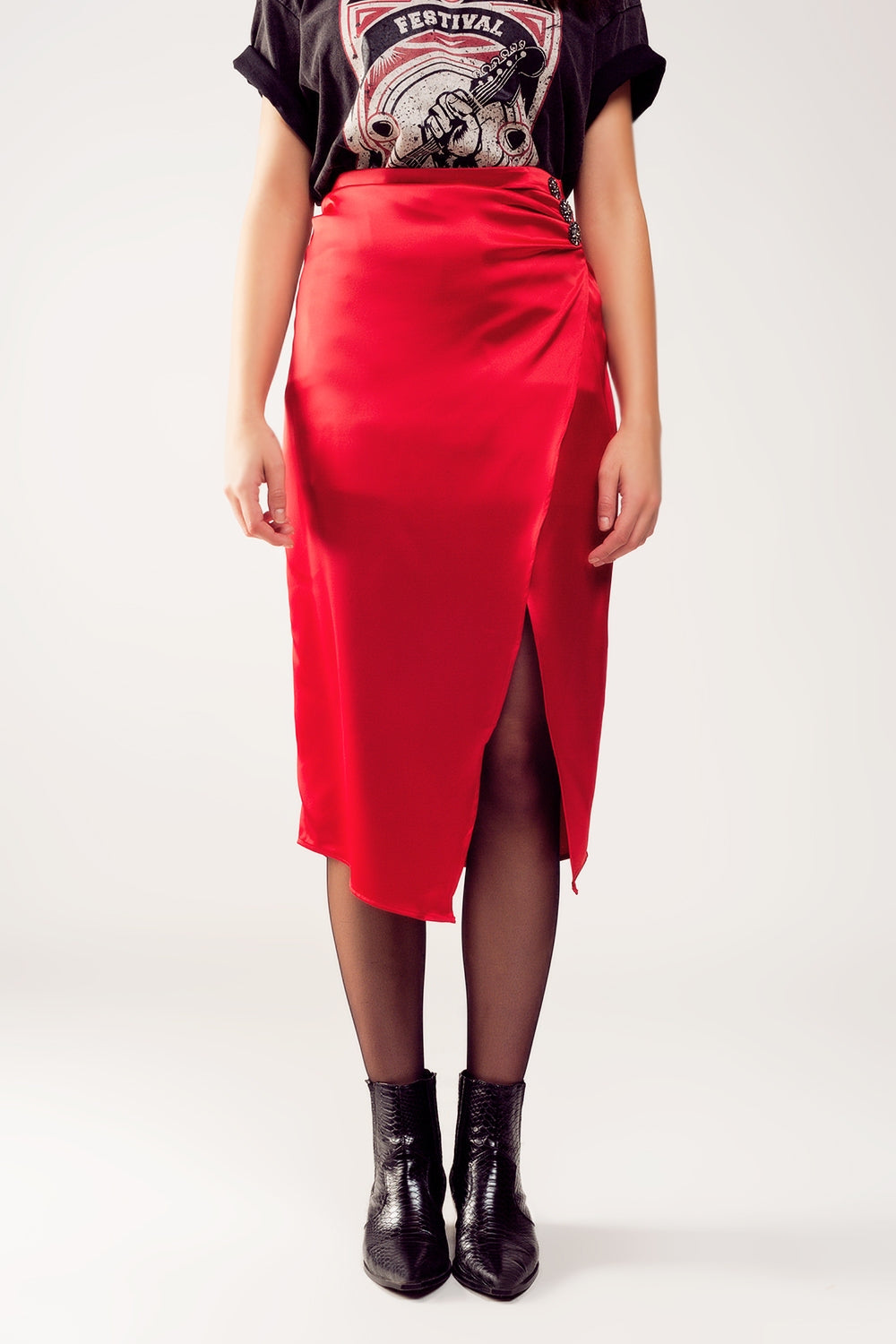 Saia midi color de vermelho com fenda frontal