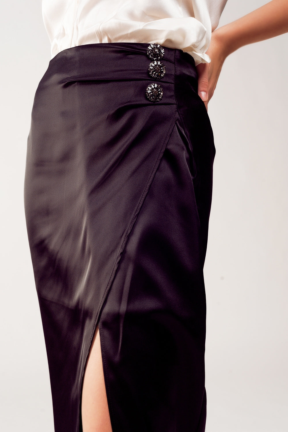 Saia midi color preto com fenda frontal