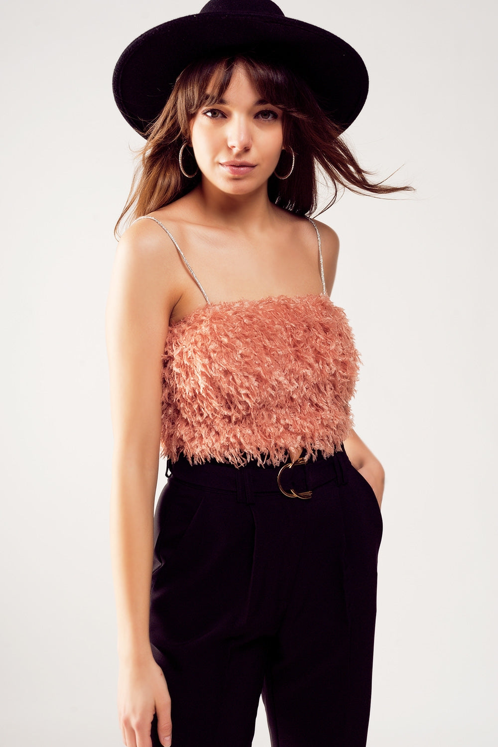 Top de cor rosa curto com plumas