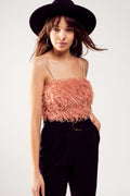 Top de cor rosa curto com plumas