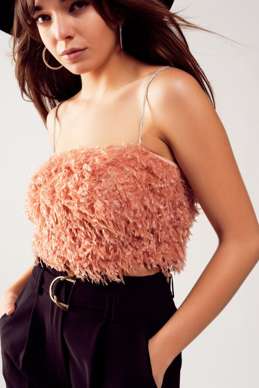 Top de cor rosa curto com plumas