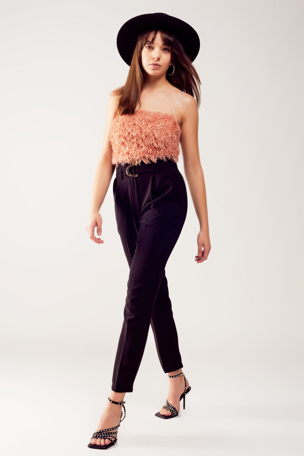 Top de cor rosa curto com plumas