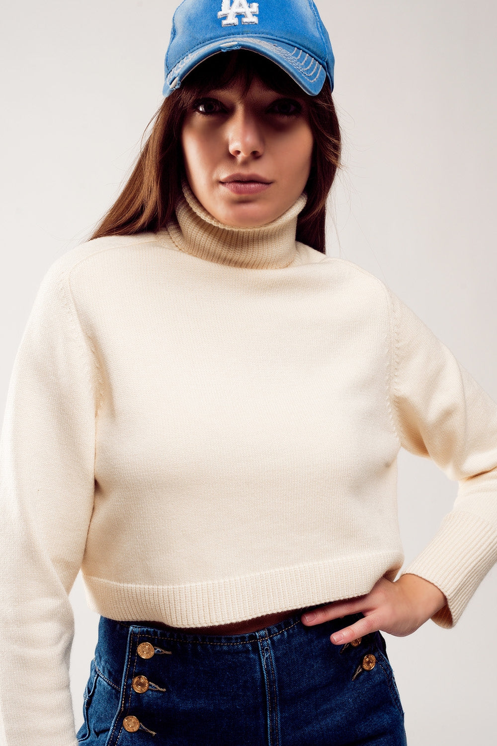 Camisola de pescoço alto cropped em creme