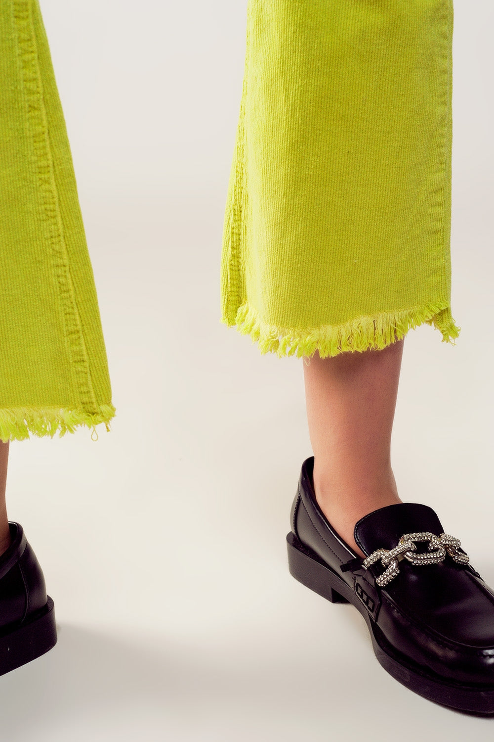 Calça flare de veludo cotelê verde lima