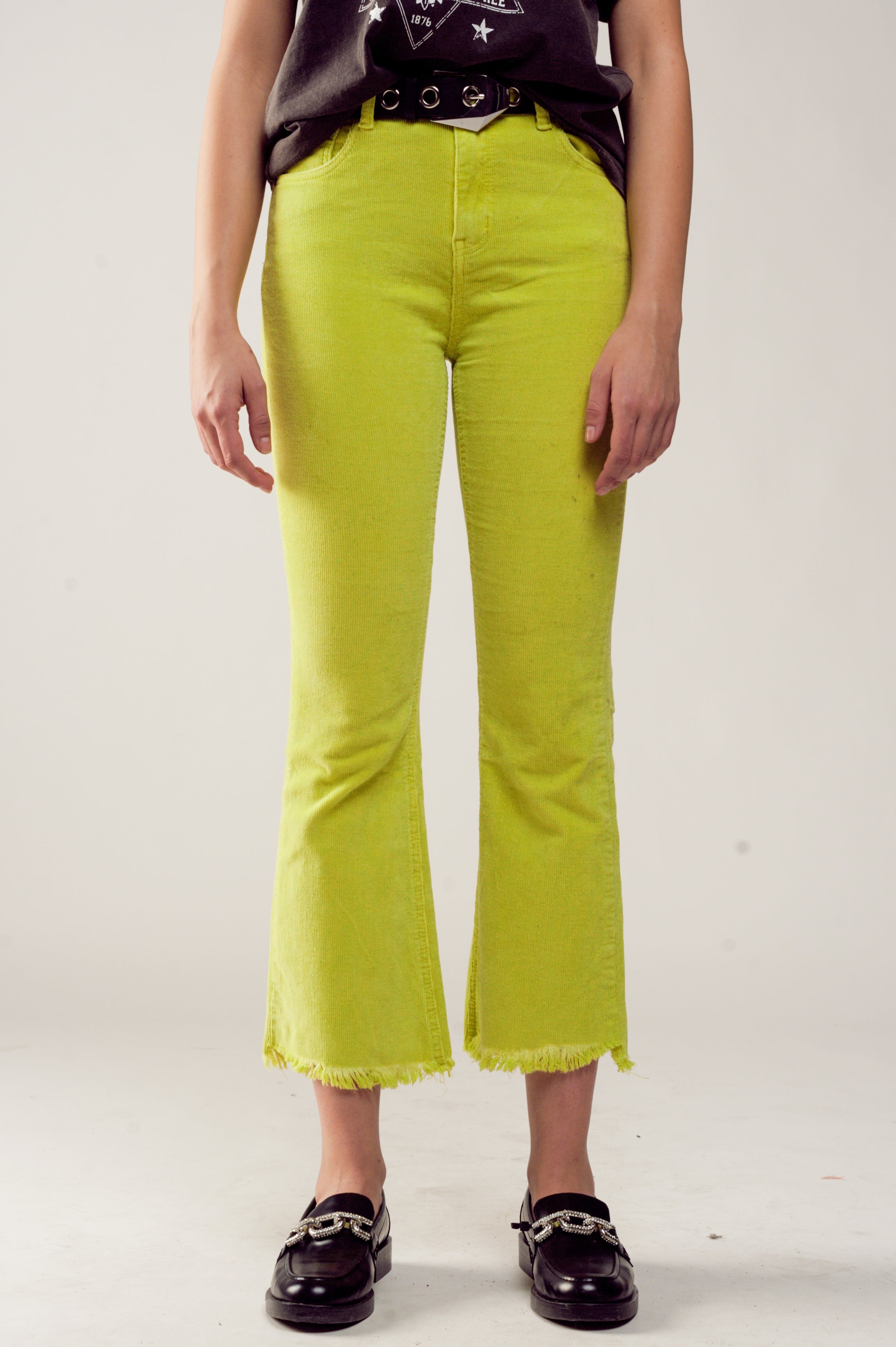 Calça flare de veludo cotelê verde lima