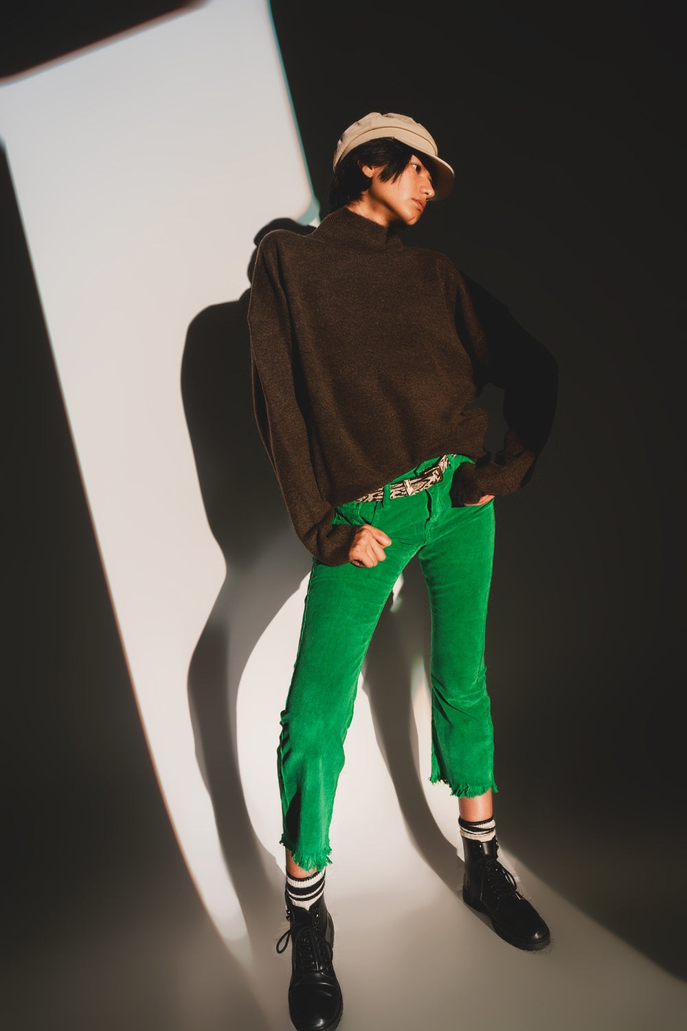 Calça flare de veludo cotelê verde negrito