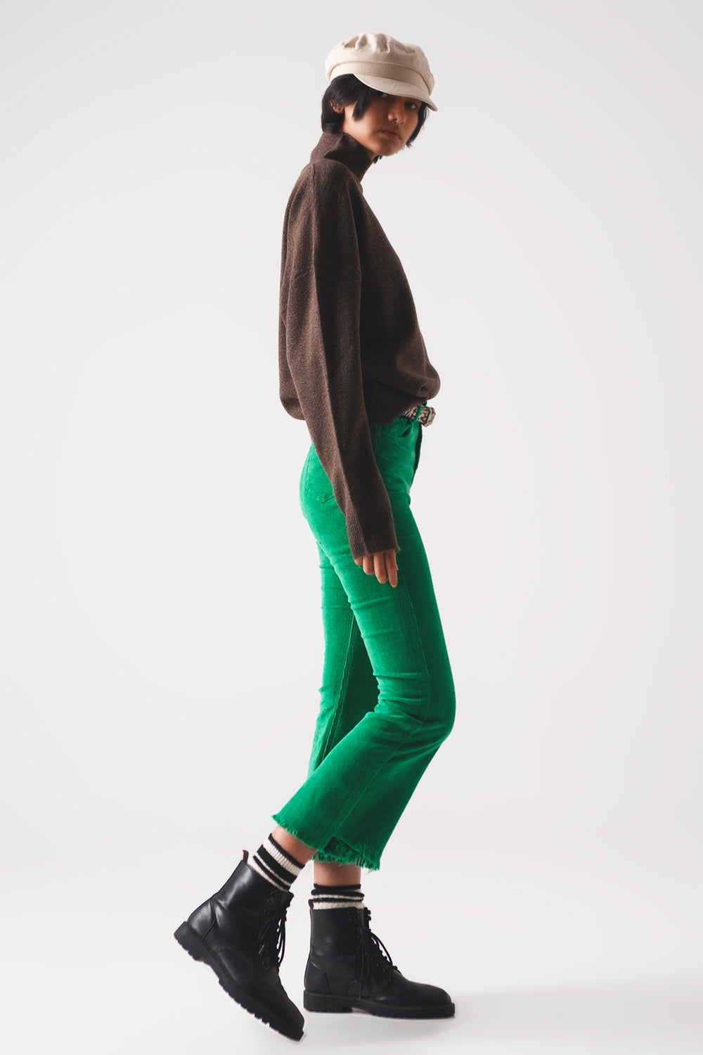 Calça flare de veludo cotelê verde negrito