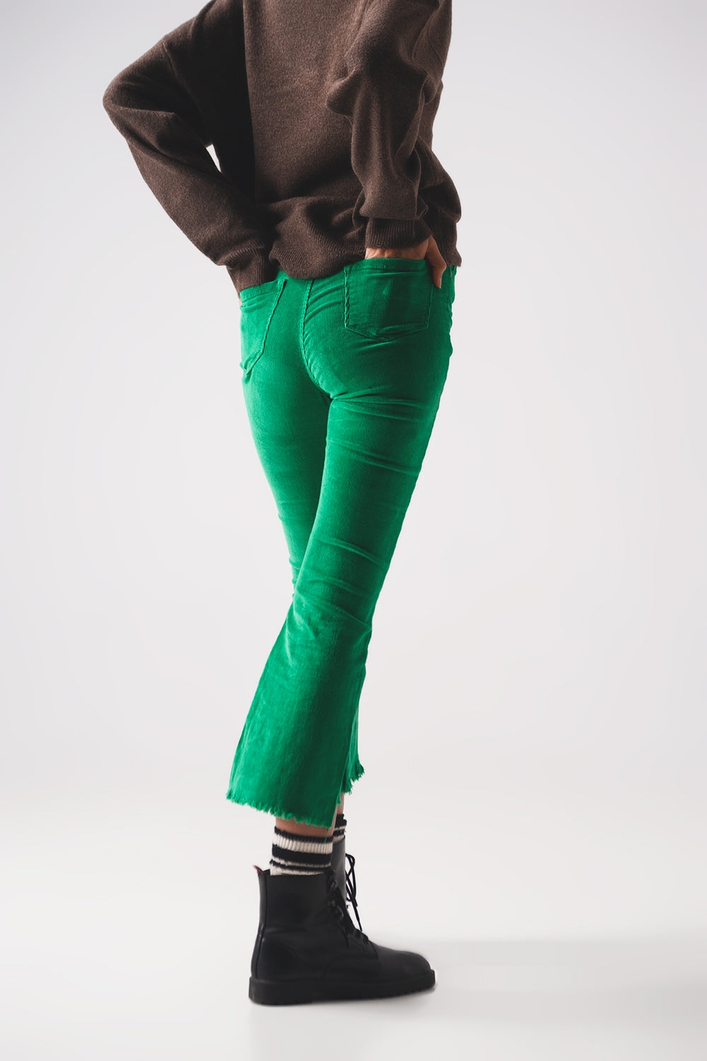 Calça flare de veludo cotelê verde negrito