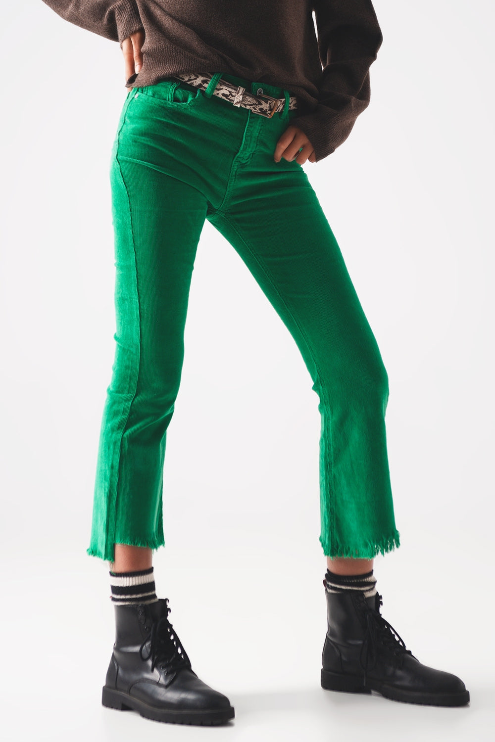 Calça flare de veludo cotelê verde negrito