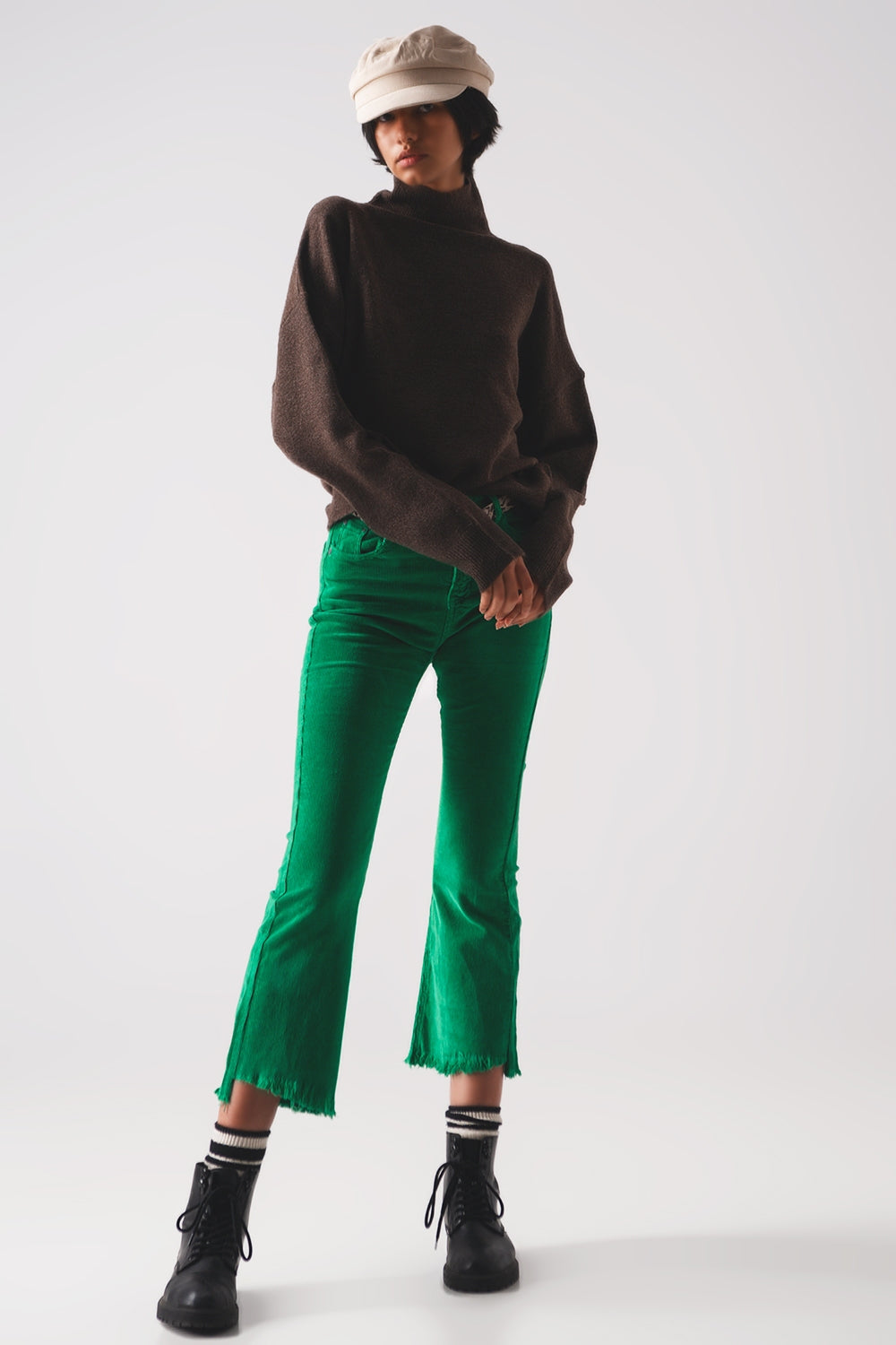 Calça flare de veludo cotelê verde negrito