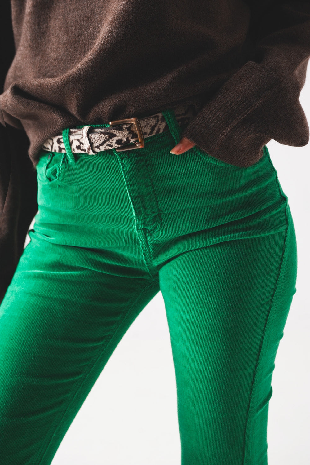 Calça flare de veludo cotelê verde negrito