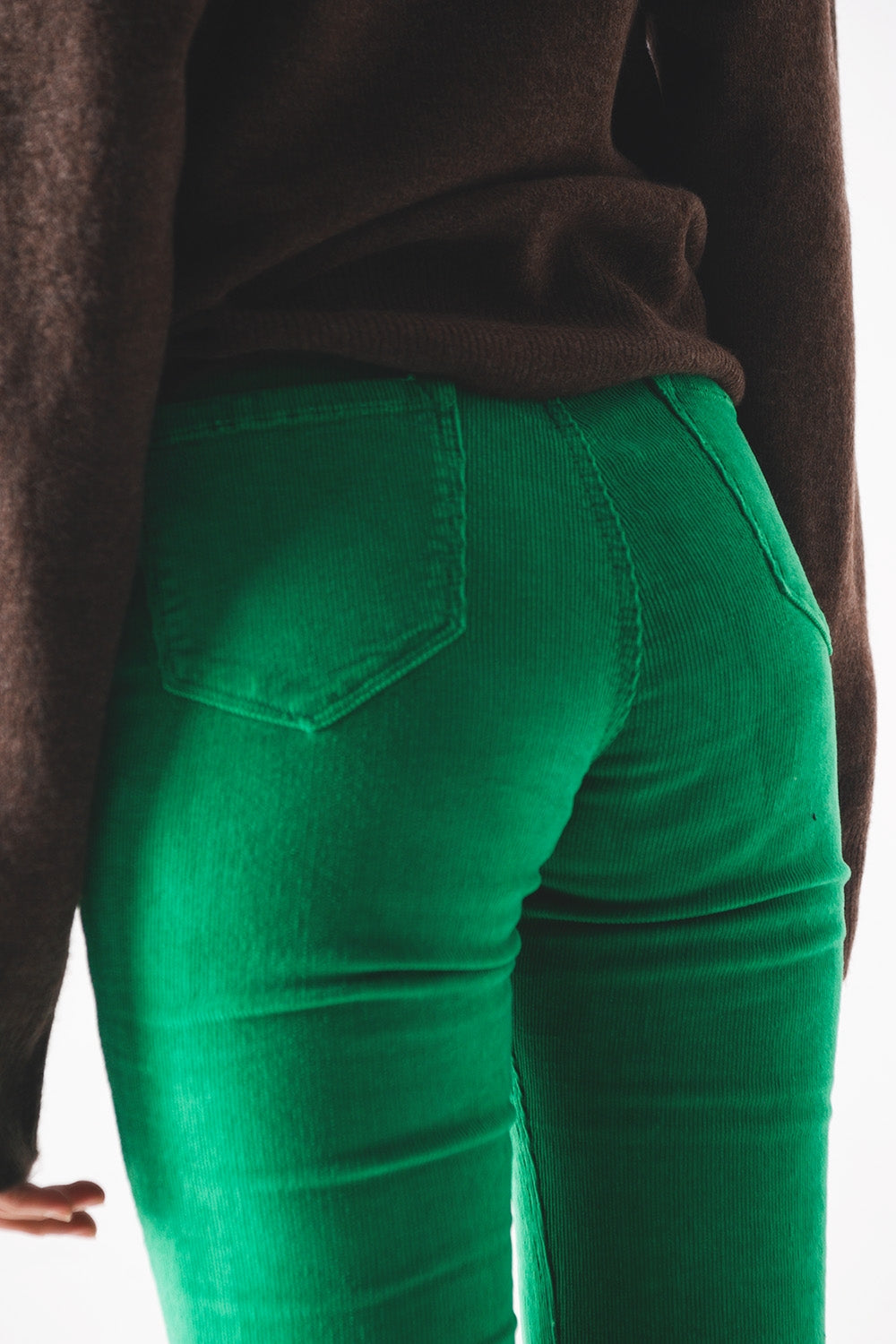 Calça flare de veludo cotelê verde negrito