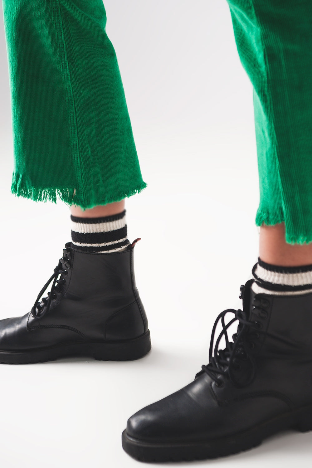 Calça flare de veludo cotelê verde negrito