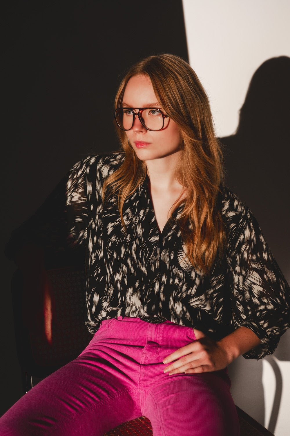 Blusa estampada em chiffon transparente em monocromático