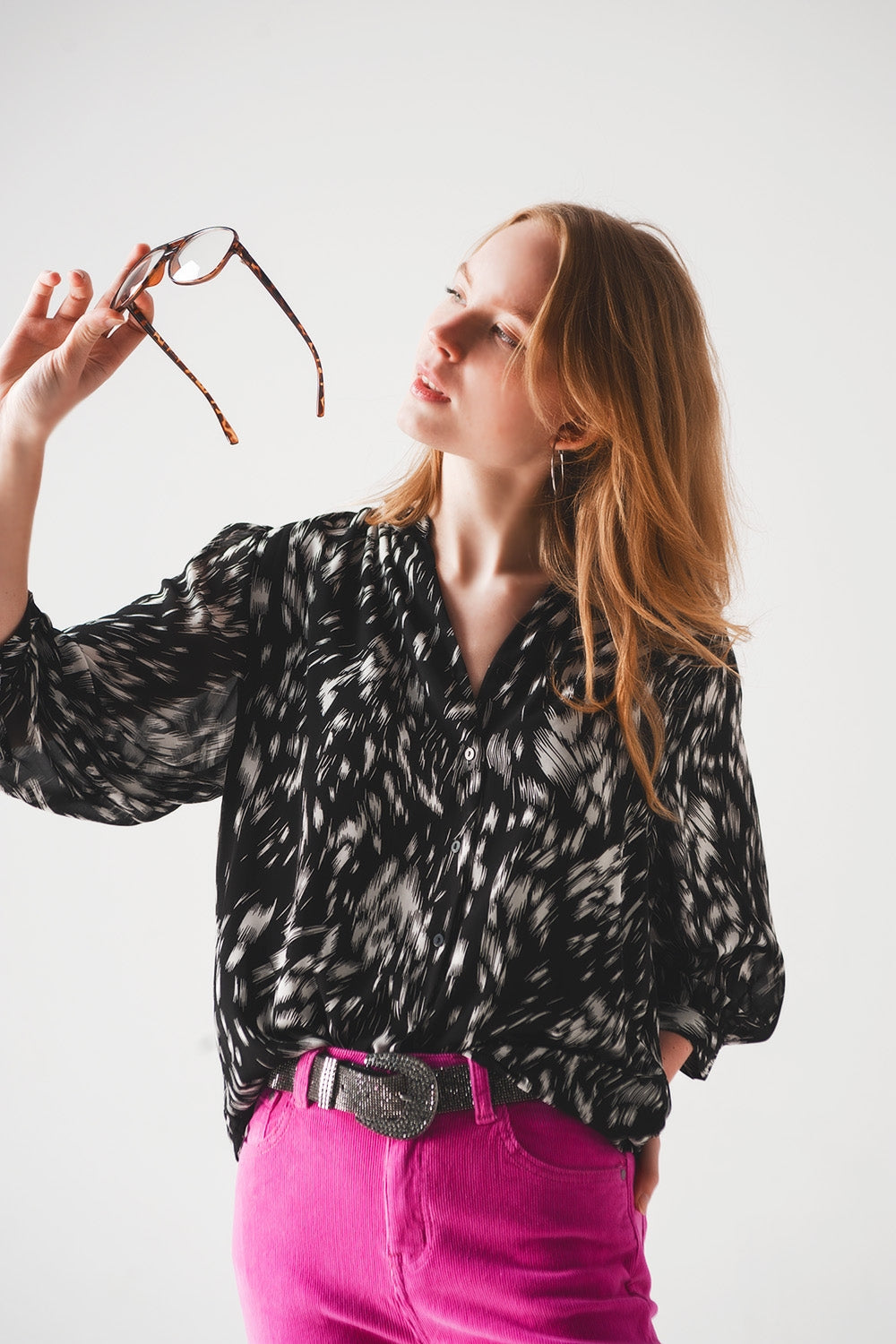 Blusa estampada em chiffon transparente em monocromático