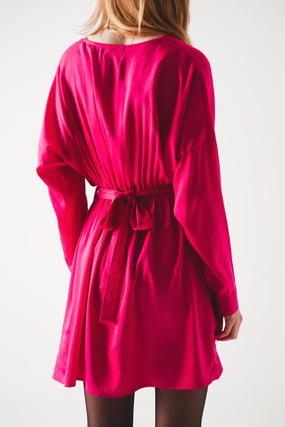 Mini vestido de cetim em vermelho