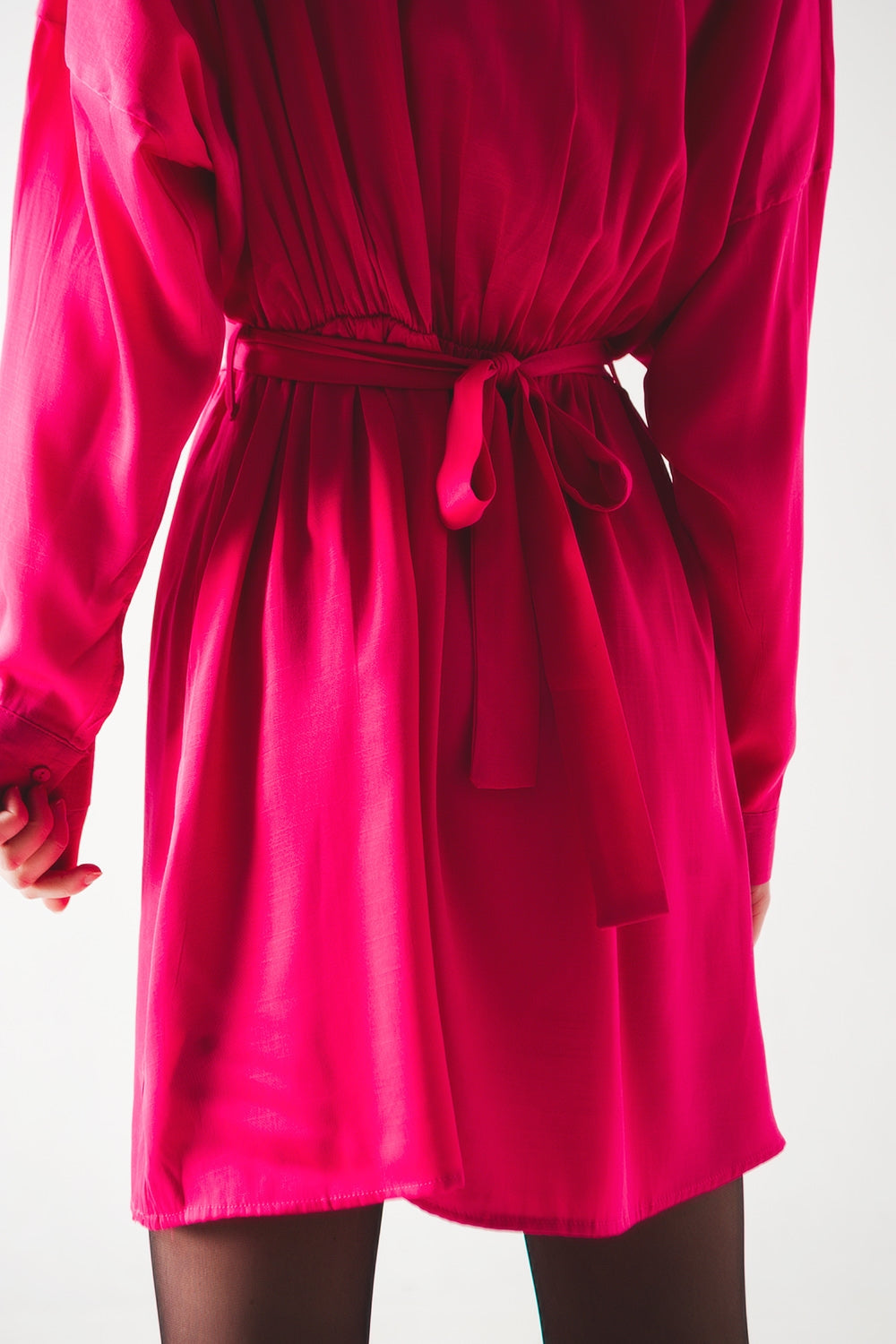 Mini vestido de cetim em vermelho