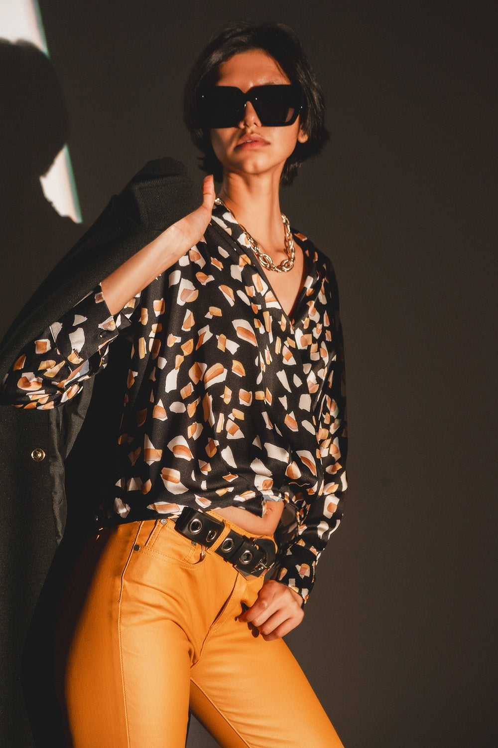 Blusa preta com impressão e frente envolvida
