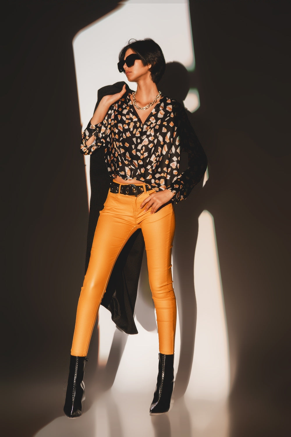 Blusa preta com impressão e frente envolvida