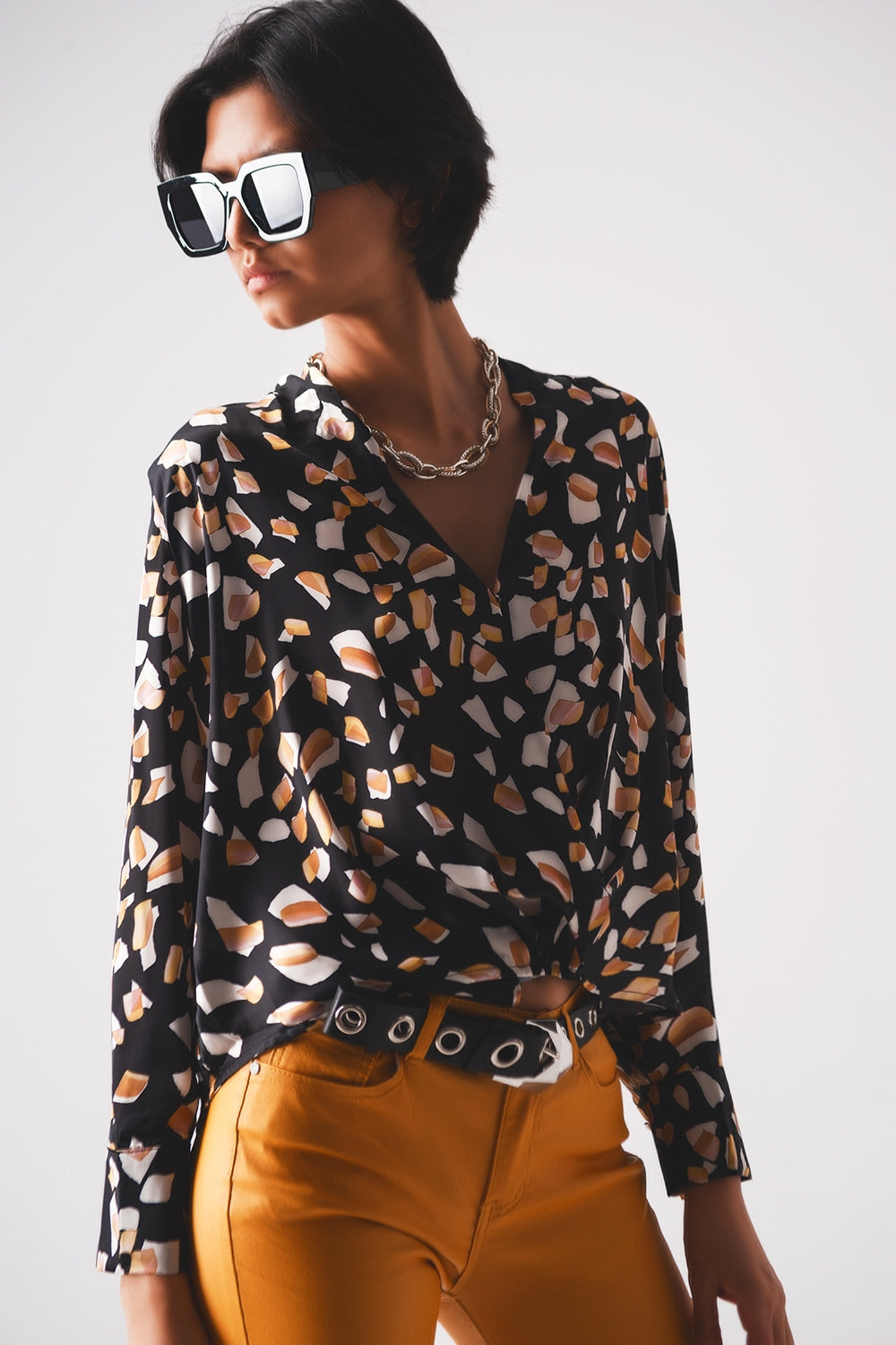 Blusa preta com impressão e frente envolvida