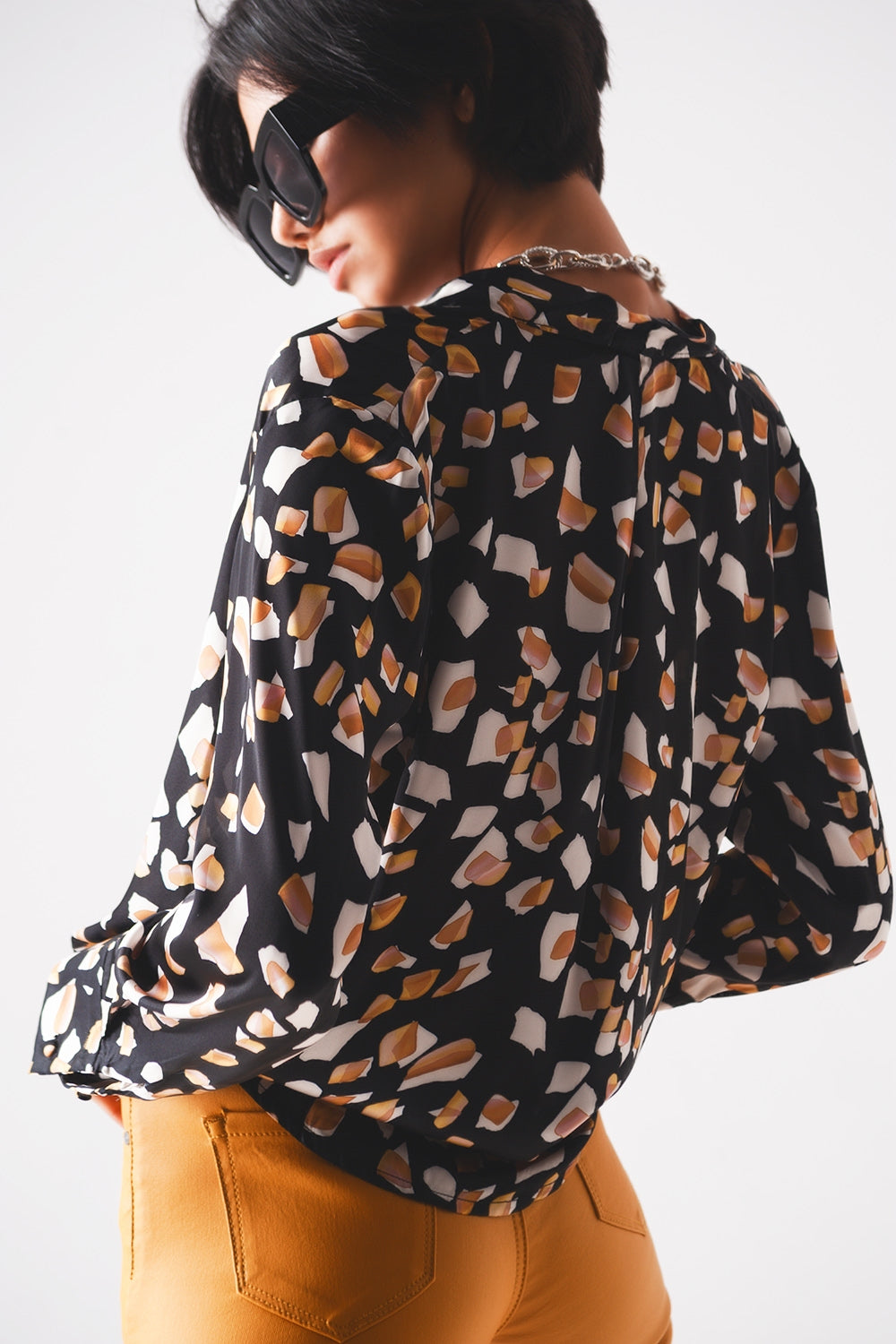 Blusa preta com impressão e frente envolvida