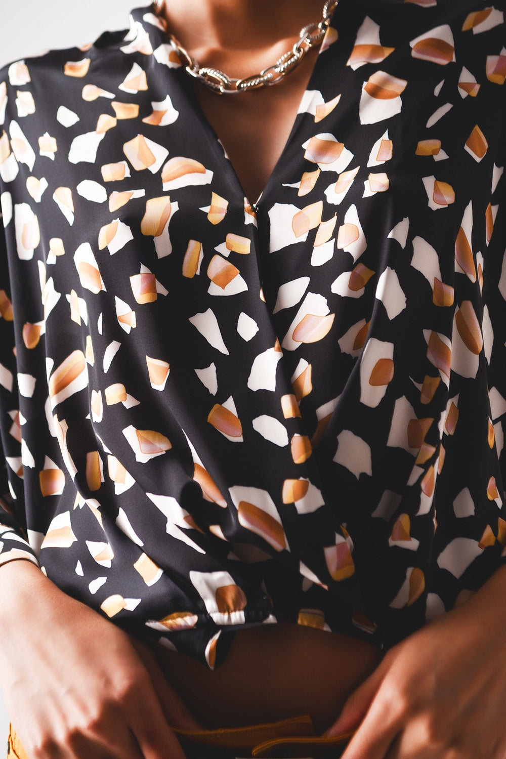 Blusa preta com impressão e frente envolvida