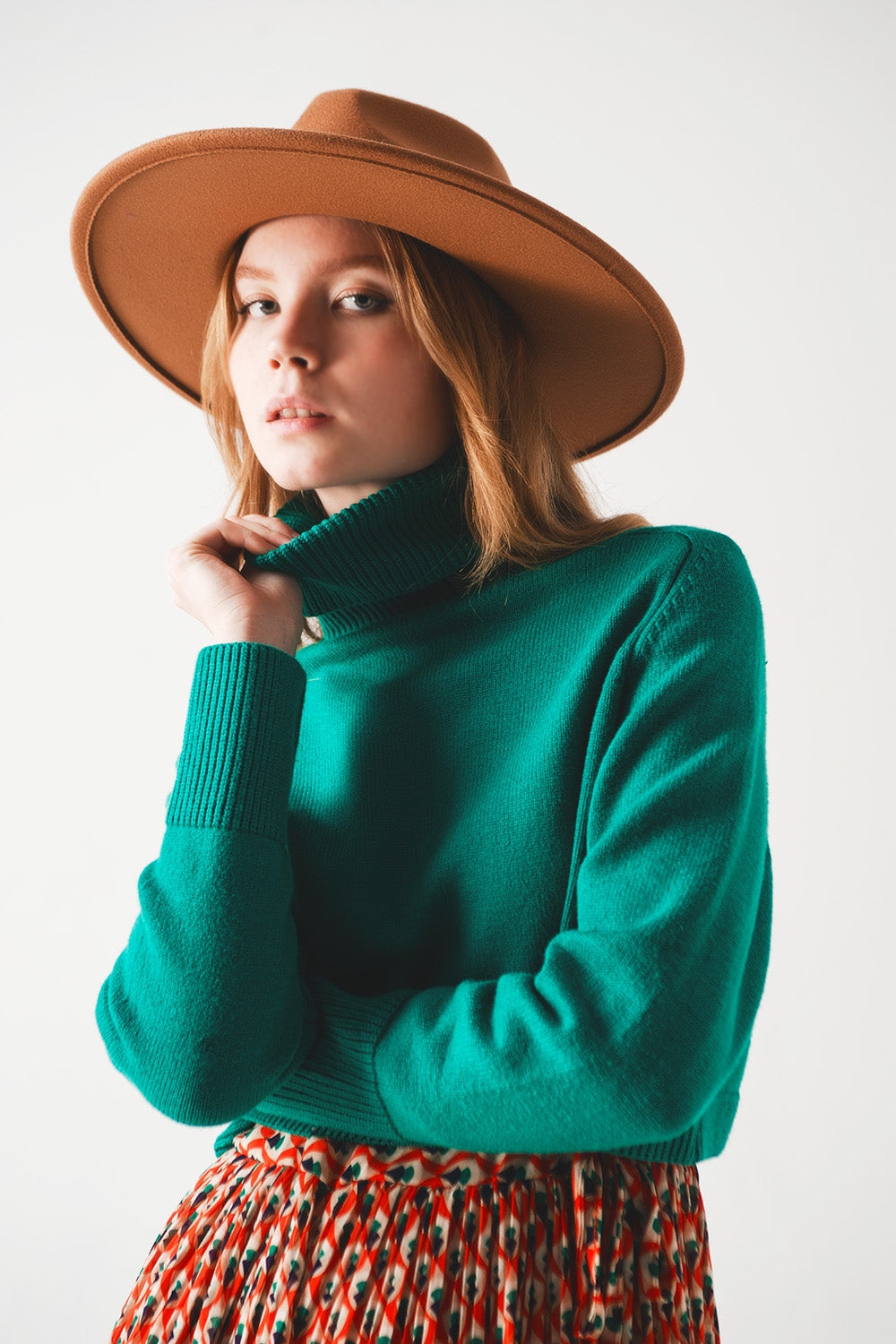 Camisola de pescoço alto cropped em verde