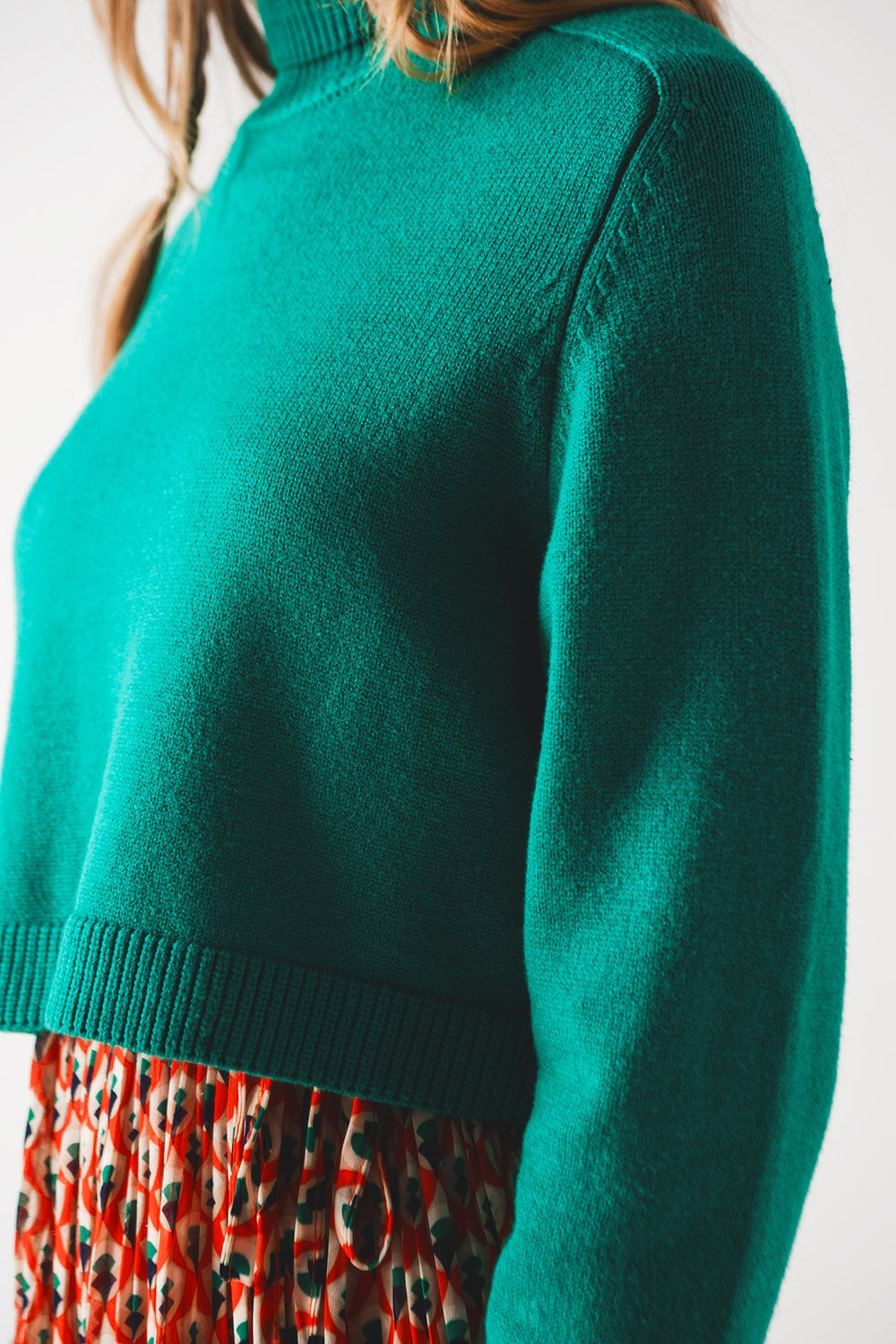 Camisola de pescoço alto cropped em verde