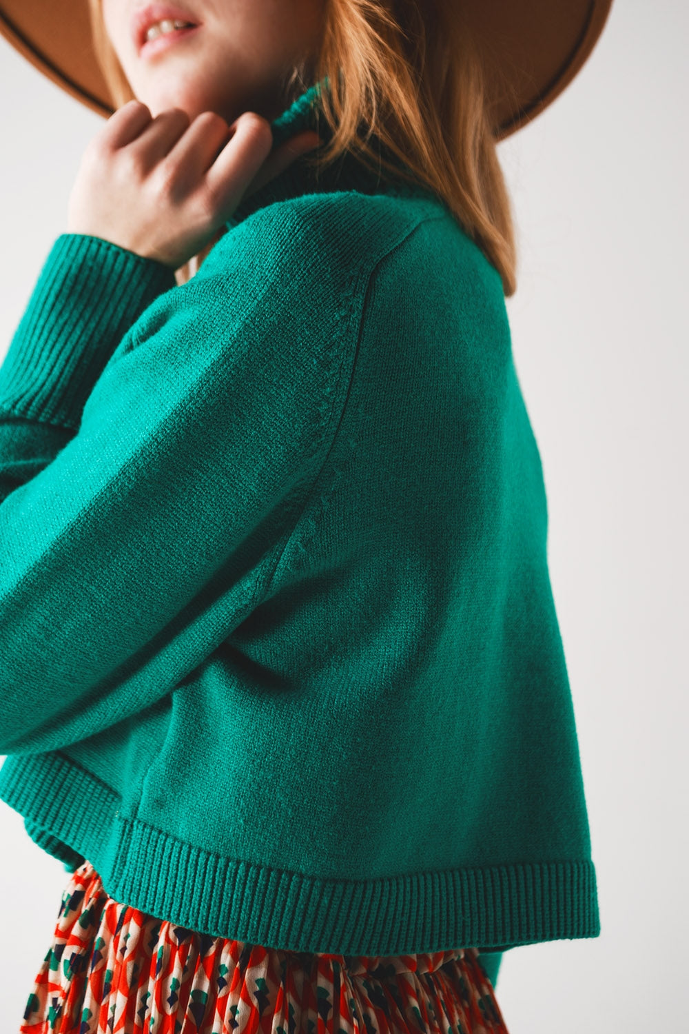 Camisola de pescoço alto cropped em verde