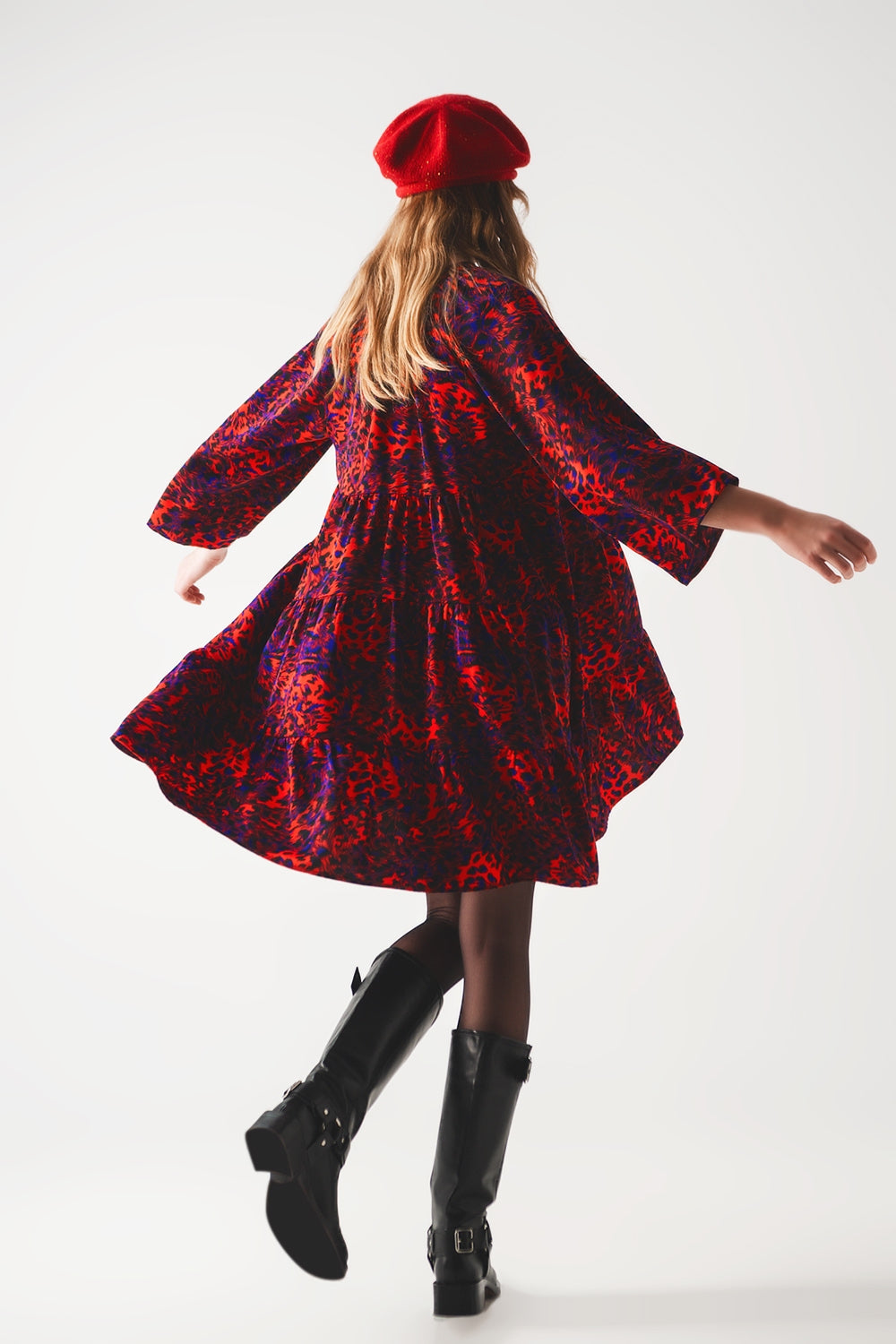 Vestido curto vermelho de babydoll com rufos escalonados e estampado animal