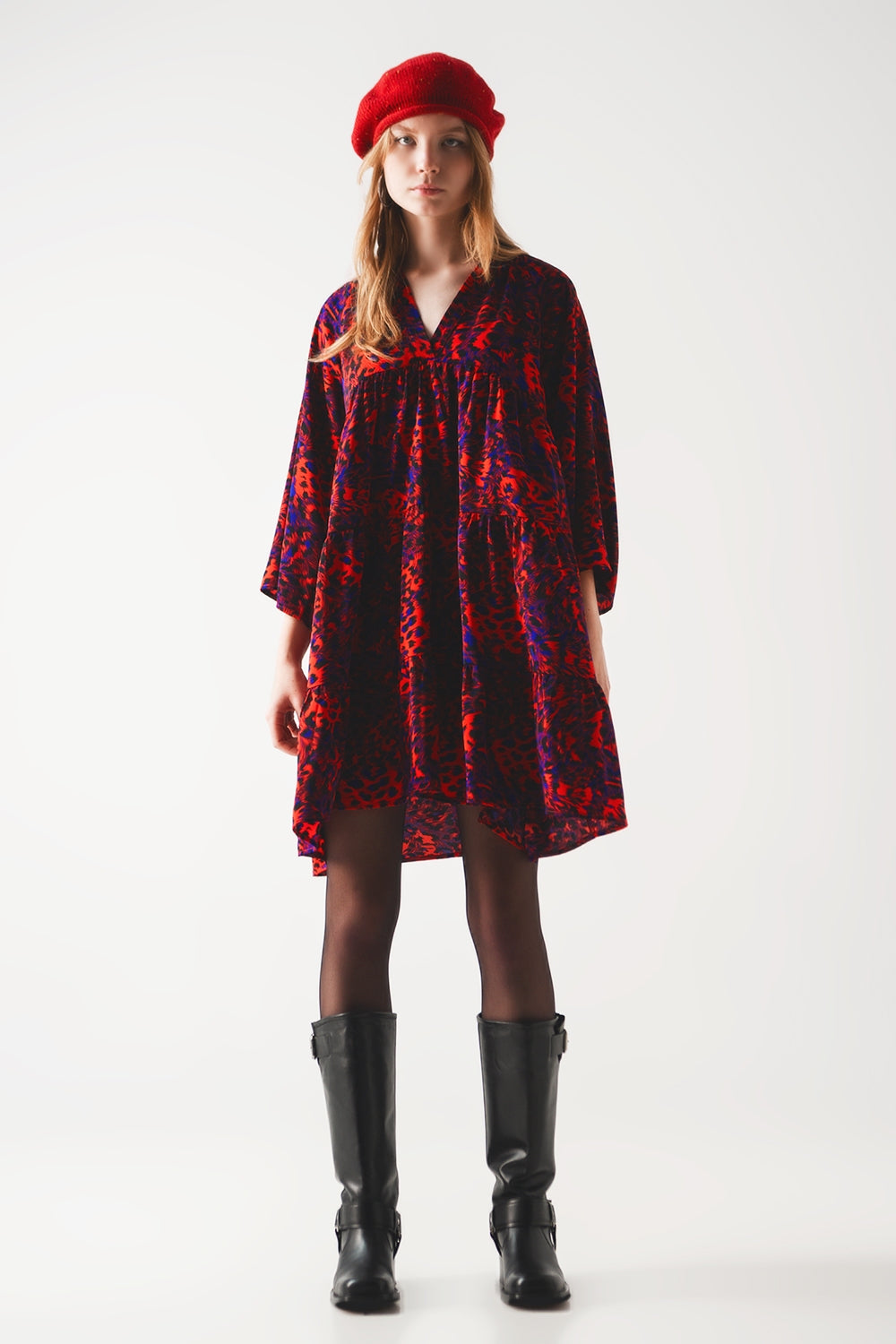 Vestido curto vermelho de babydoll com rufos escalonados e estampado animal