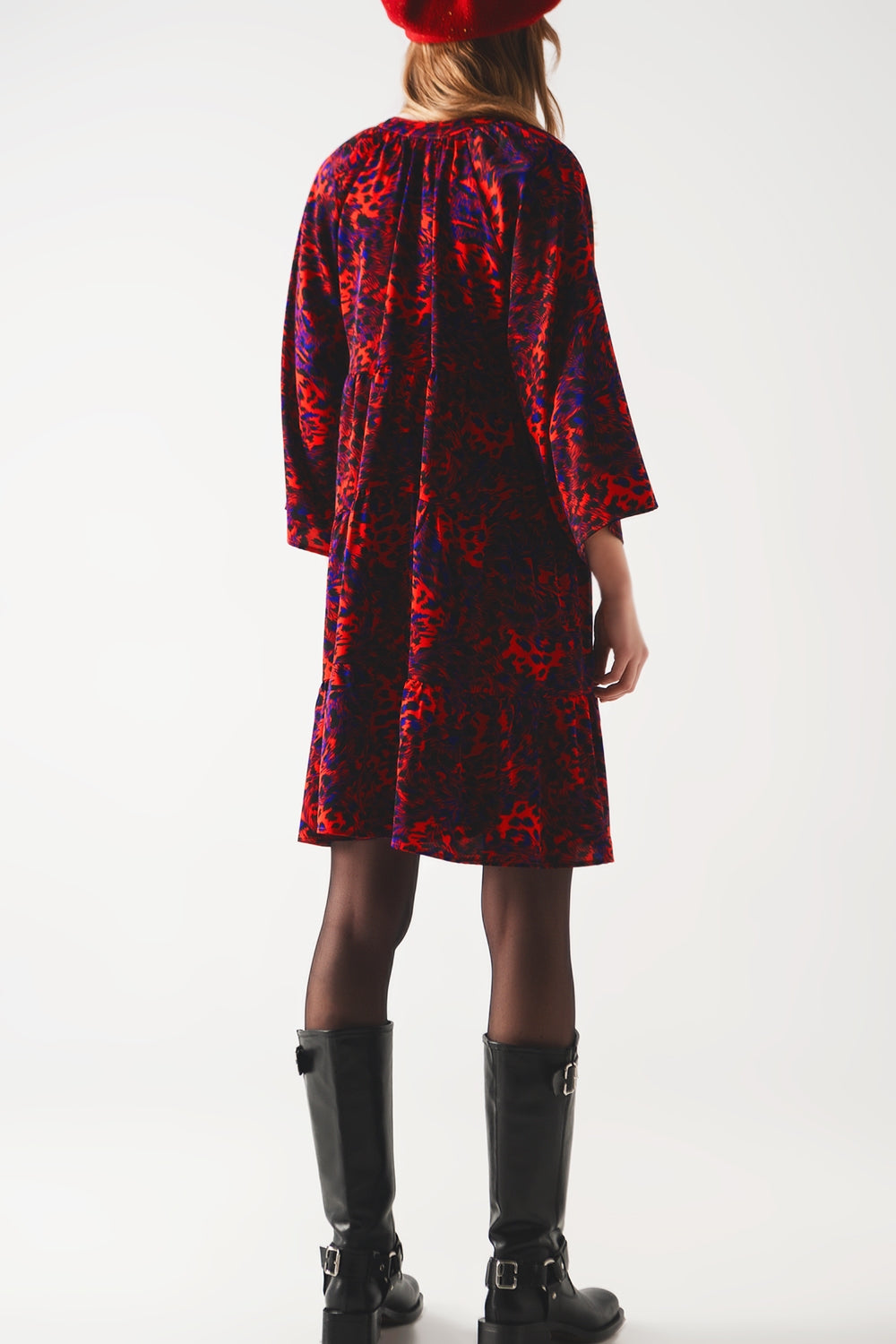Vestido curto vermelho de babydoll com rufos escalonados e estampado animal
