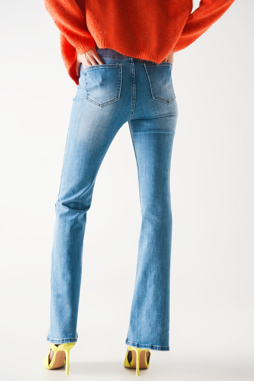Jeans flare alto dos anos 70 em lavagem clara com stretch