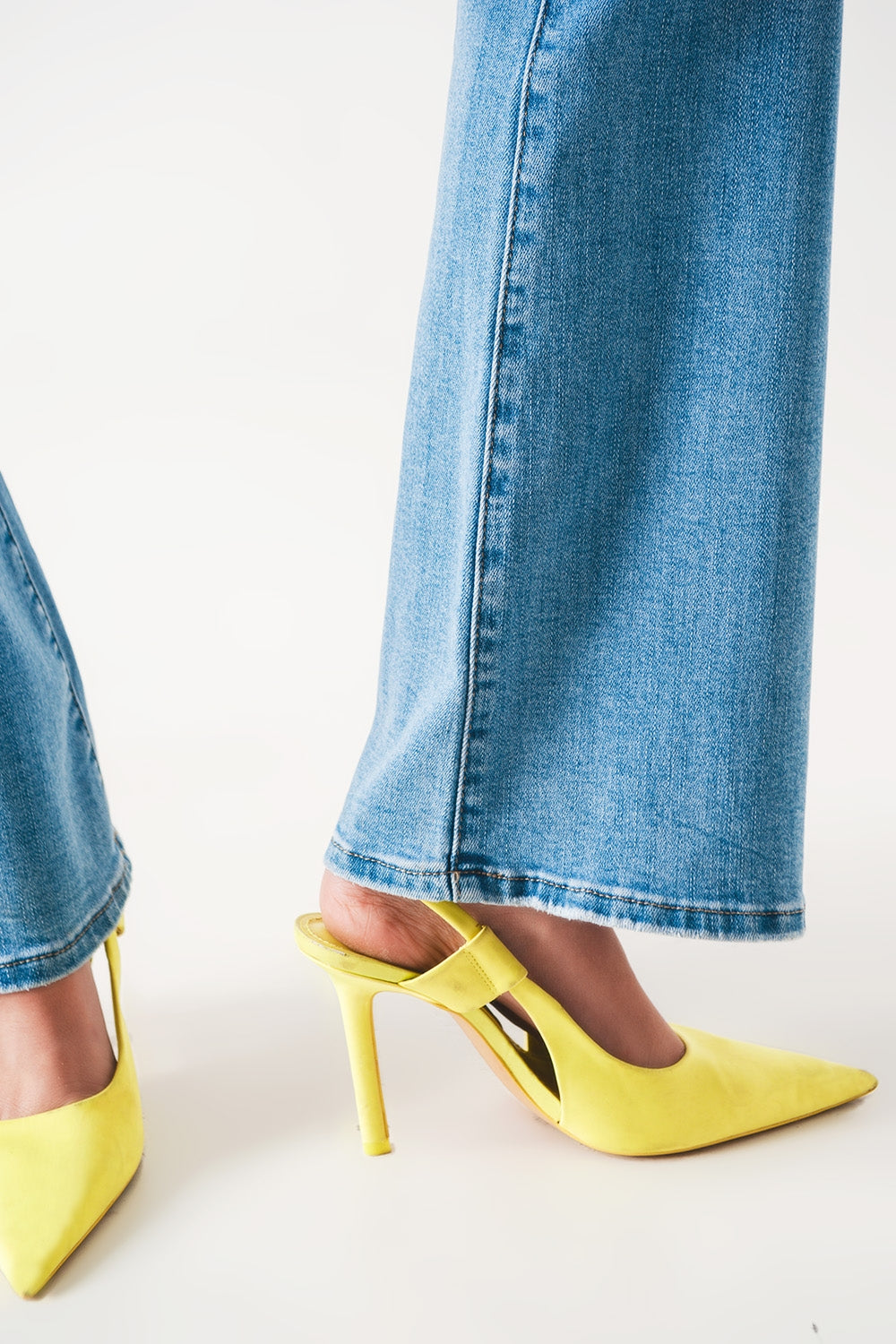 Jeans flare alto dos anos 70 em lavagem clara com stretch