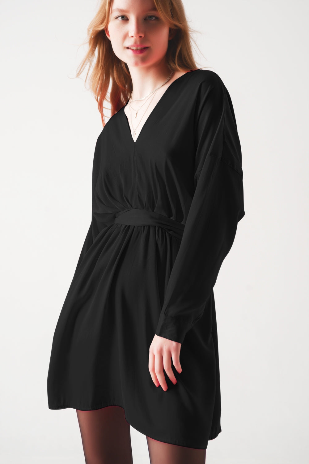 Mini vestido de cetim em preto