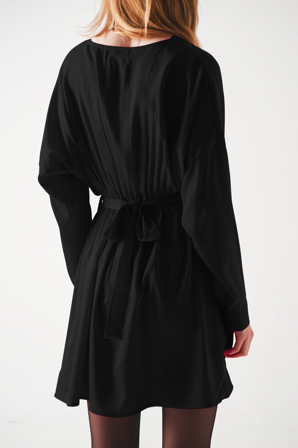 Mini vestido de cetim em preto