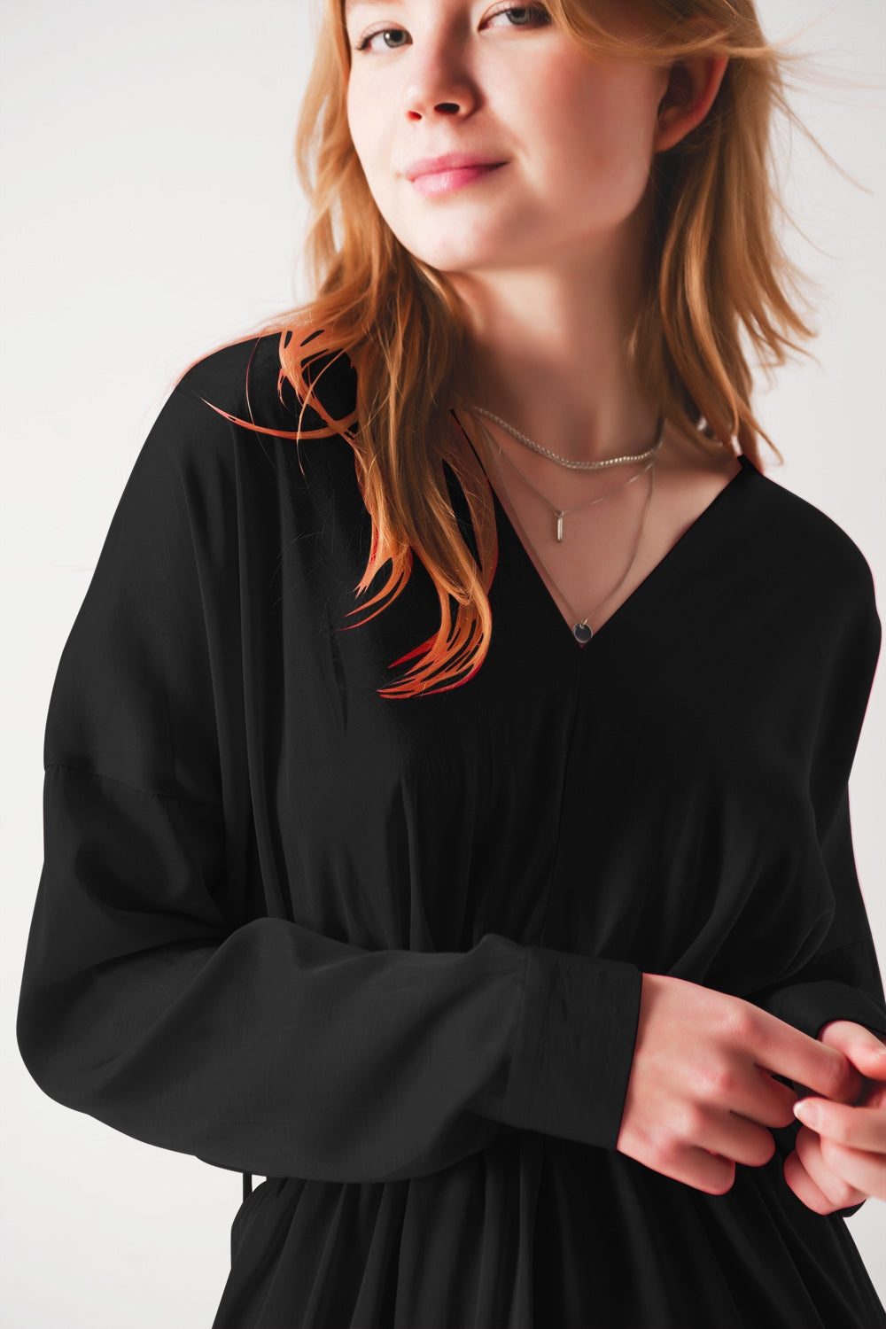 Mini vestido de cetim em preto